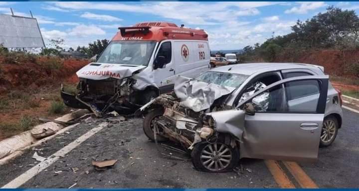 Ambulância sofre acidente prestando socorro e vitimas são arremessadas ao p…Ver mais